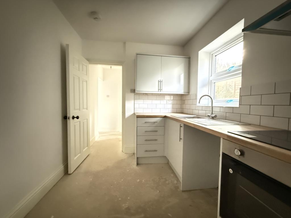 Lot: 116 - FREEHOLD PROPERTY WITH THREE FLATS PARTIALLY CONVERTED - Flat 1 Kitchen